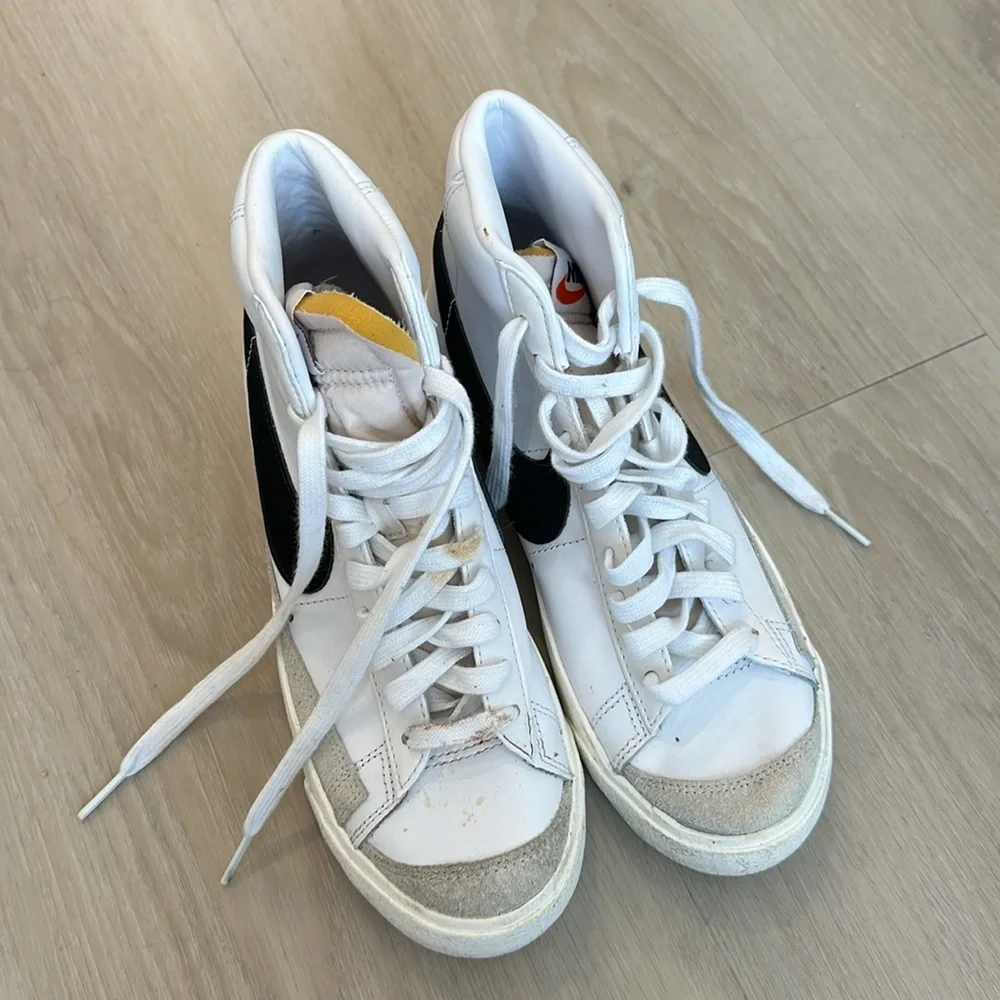 Nike White Blazer Mid ‘77 high top sneaker size 7.5 women’s
